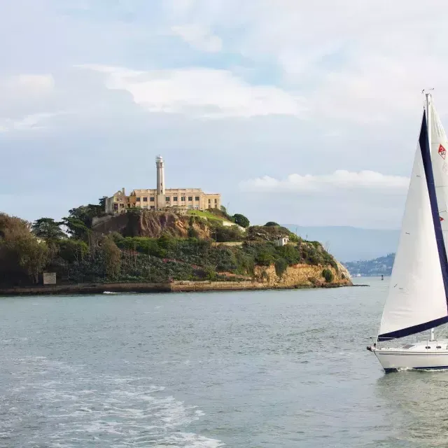 Un voilier passe devant l'île d'Alcatraz à San Francisco.